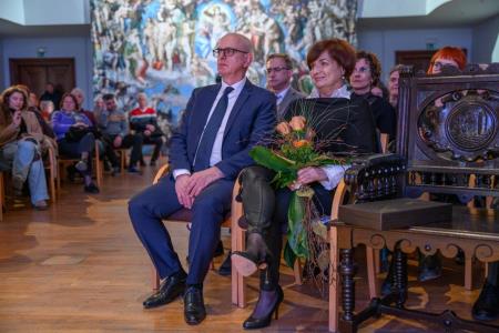 Deklica s piščalko-25